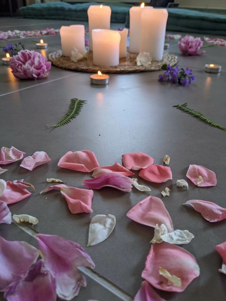 bougies allumées et fleurs du centre d'un mama blessing