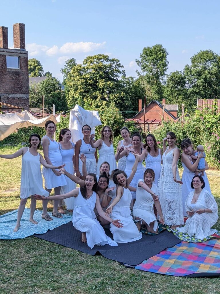 groupe de femmes habillées en blanc lors d'un mama blessing