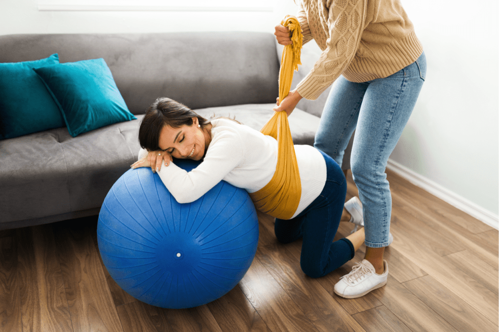 doula utilisant un rebozo pour soulever ventre femme enceinte