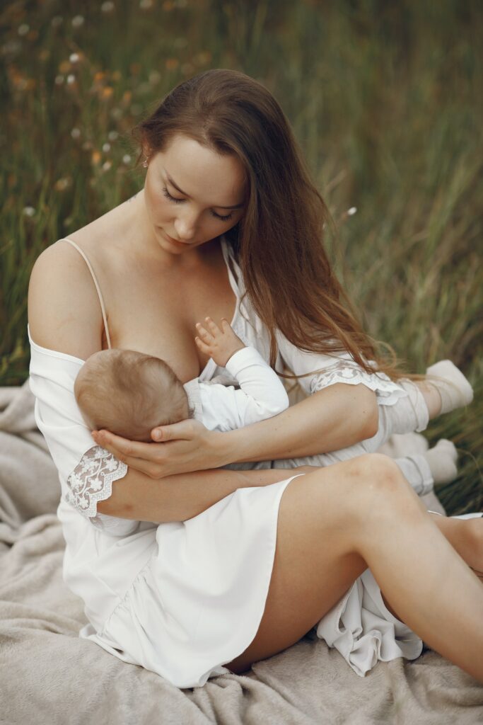 maman allaitant son bébé