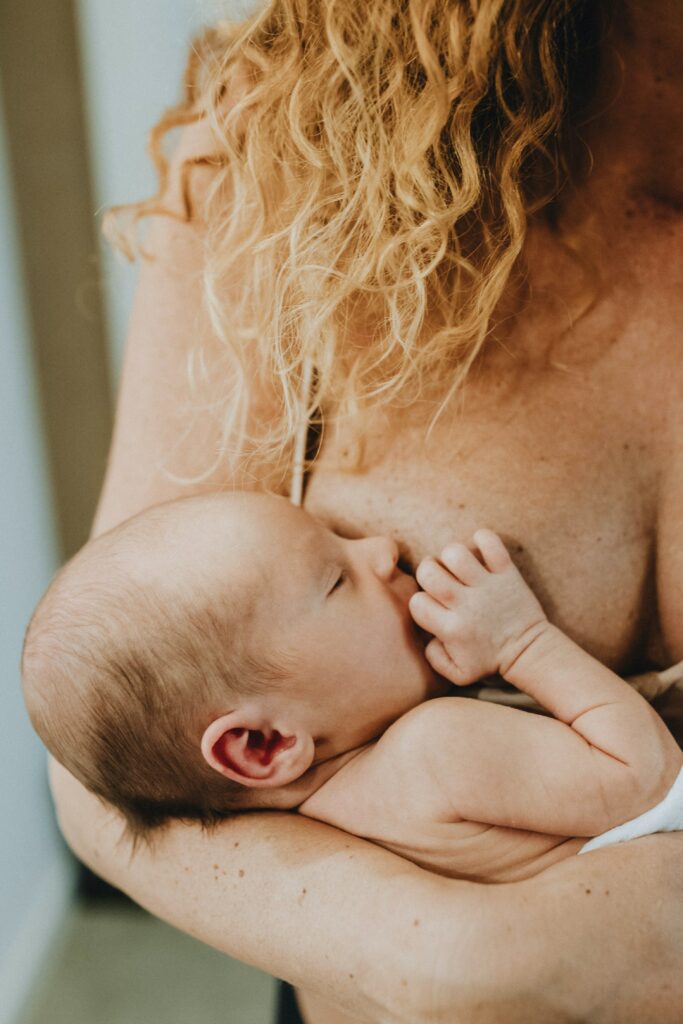 allaitement d'un jeune bébé au sein de sa mère