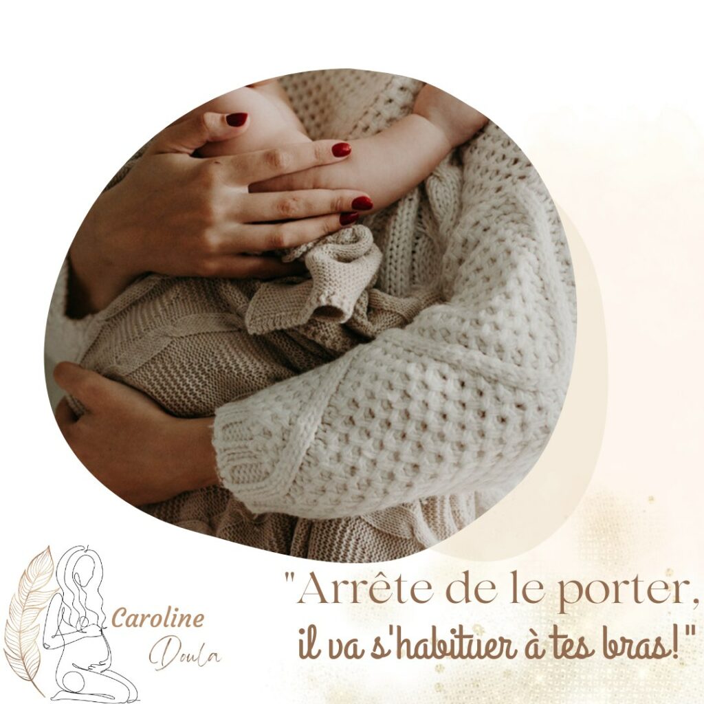 bras dont les ongles ont du vernis rouge qui portent le corps d'un enfant, dans un linge en coton beige. inscription "arrête de le porter, il va s'habituer à tes bras"