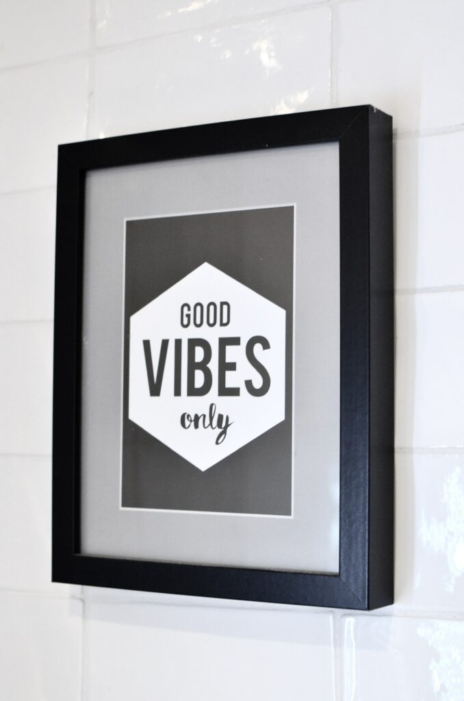 cadre "good vibes only"