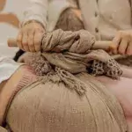 resserrage du bassin avec un rebozo et baton de serrage